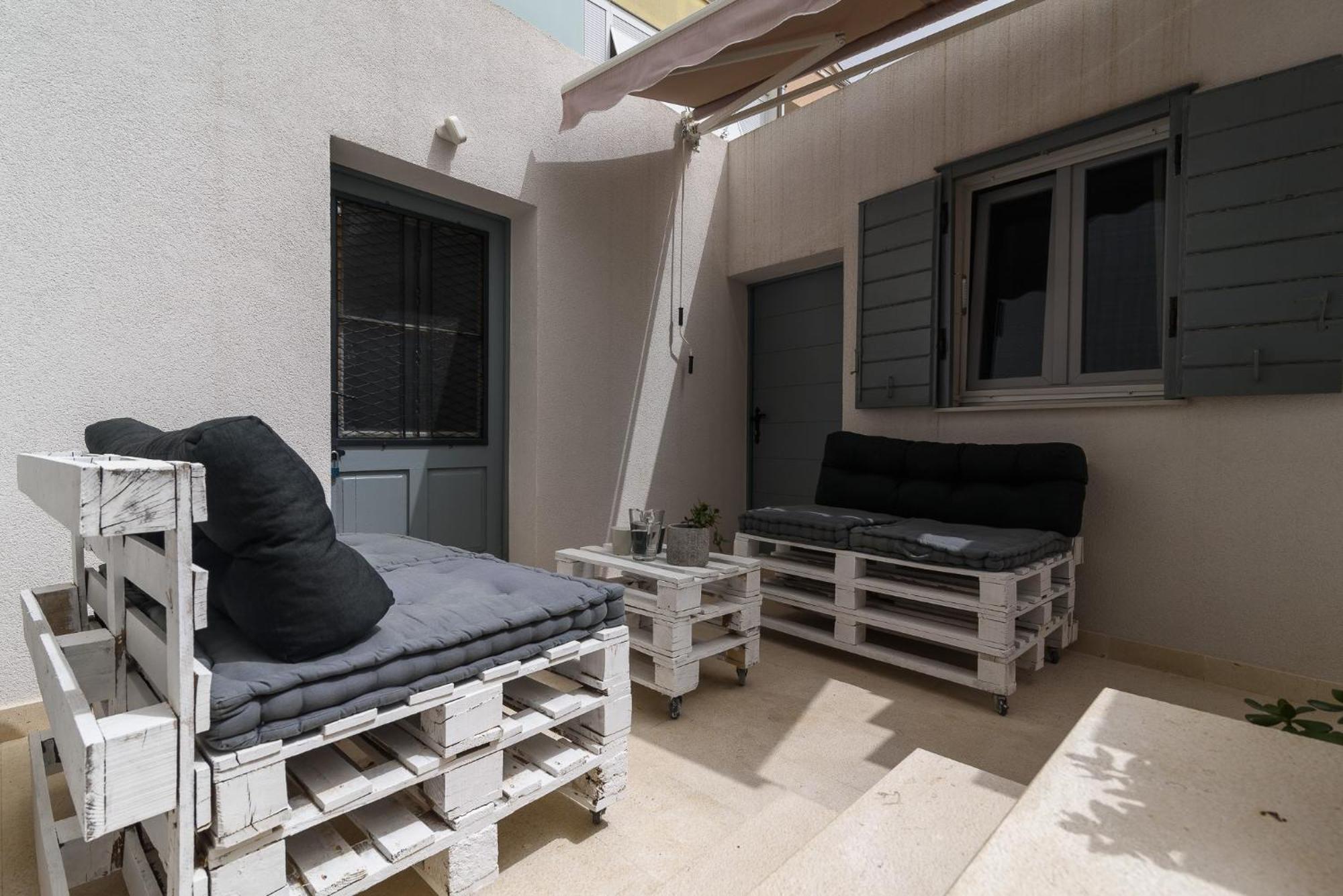 Studio Apartments Yucca, 2-Min To The Beach And 5 To 트로기르 외부 사진